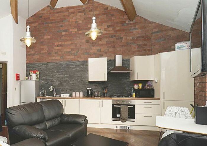 2 Bedroom Flat To Rent In Cross Chapel Street, Leeds, LS6