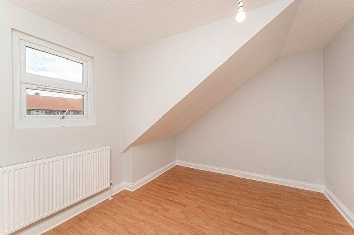2 Bedroom Flat For Sale In Ellenborough Road, London, N22