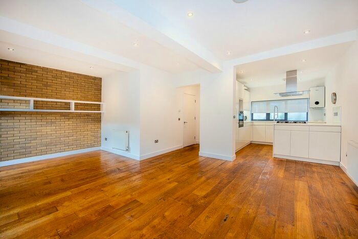 5 Bedroom Flat To Rent In Thornfield Road, London, W12