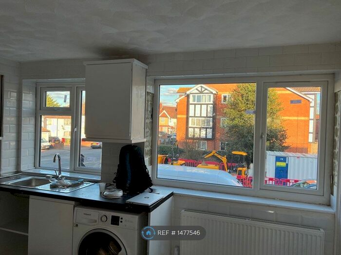 2 Bedroom Flat To Rent In Conegar Court, Slough, SL1