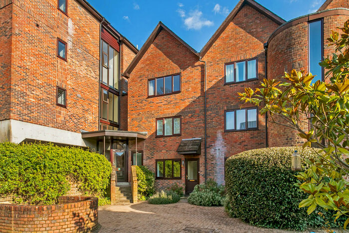 2 Bedroom Flat To Rent In Staple Gardens, Winchester, SO23