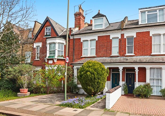2 Bedroom Flat For Sale In Parkhurst Road, London, N11