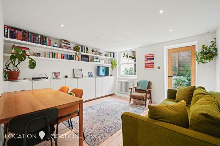 2 Bedroom Flat For Sale In Basement Flat, Osbaldeston Road, London, N16