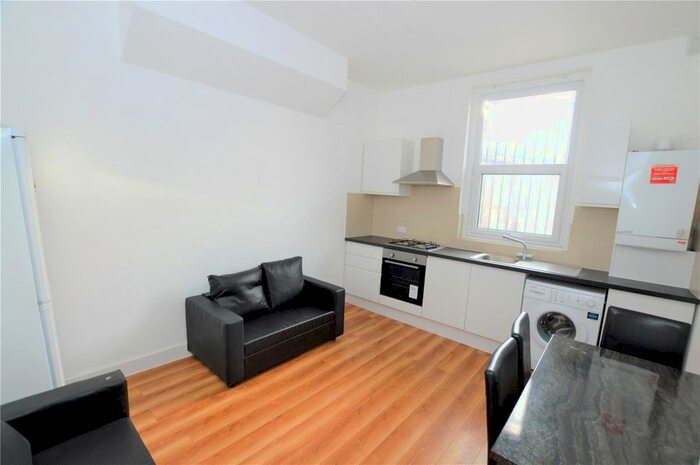 3 Bedroom Flat To Rent In Westow Hill, London, SE19