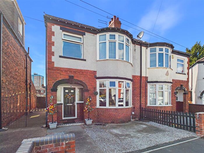 3 Bedroom Semi Detached House For Sale In Hamlyn Avenue, Hull, HU4