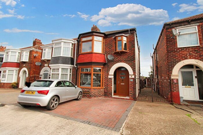 3 Bedroom Semi-Detached House For Sale In Guildford Avenue, Hull, HU8