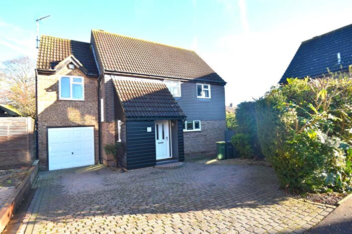 4 Bedroom Detached House For Sale In Minton Heights, Rochford, SS4