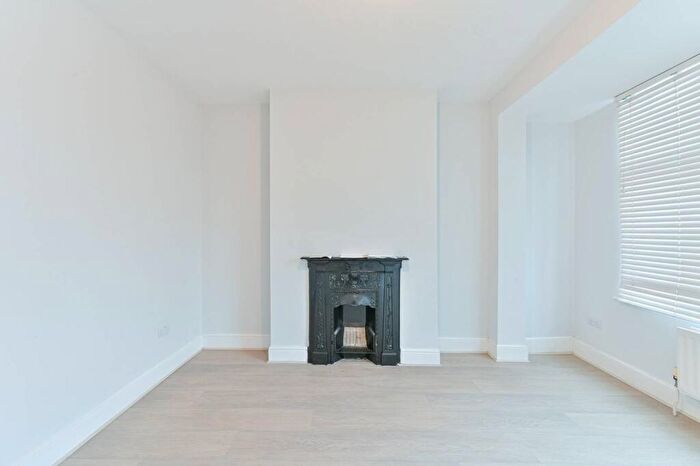 2 Bedroom Flat To Rent In Bavent Road, Camberwell, London, SE5