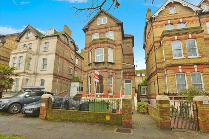 2 Bedroom Flat For Sale In Earls Avenue, Folkestone, Kent, CT20