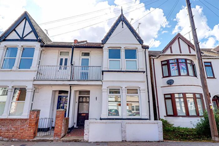 2 Bedroom Flat For Sale In St. Georges Park Avenue, Westcliff-on-Sea, SS0