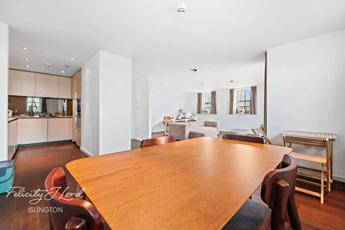 2 Bedroom Apartment For Sale In Wharf Road, London, N1