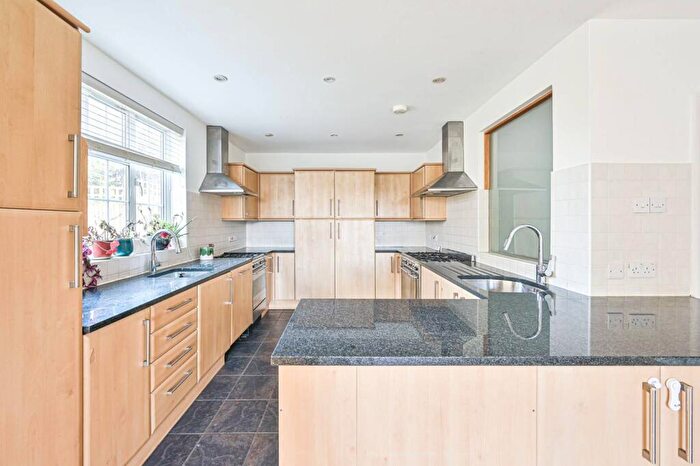 7 Bedroom House To Rent In Green Lane, Hendon, London, NW4