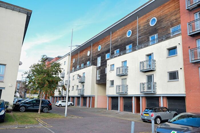 2 Bedroom Flat To Rent In Thorter Row, Dundee, Angus, DD1