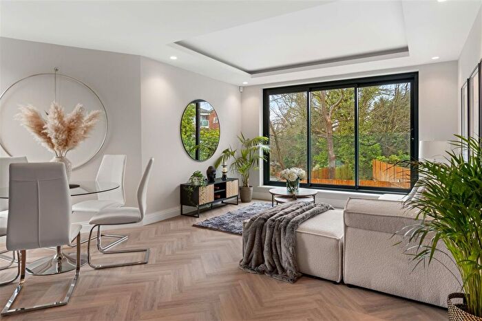 2 Bedroom Flat For Sale In The Blenheim, Pinecrest Lodge, Barnet, EN5
