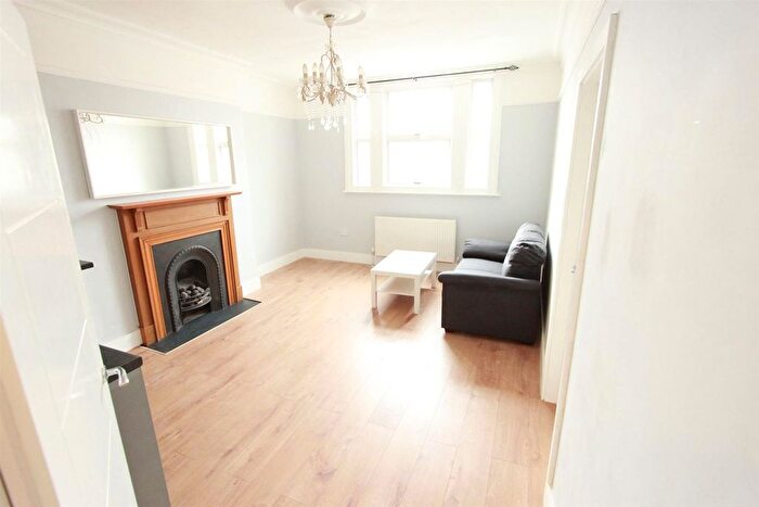 2 Bedroom Flat To Rent In Leamington Park, Acton, W3