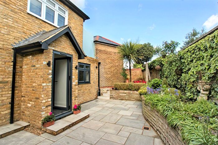 2 Bedroom Flat To Rent In Queens Road, Hersham Village, Surrey, KT12