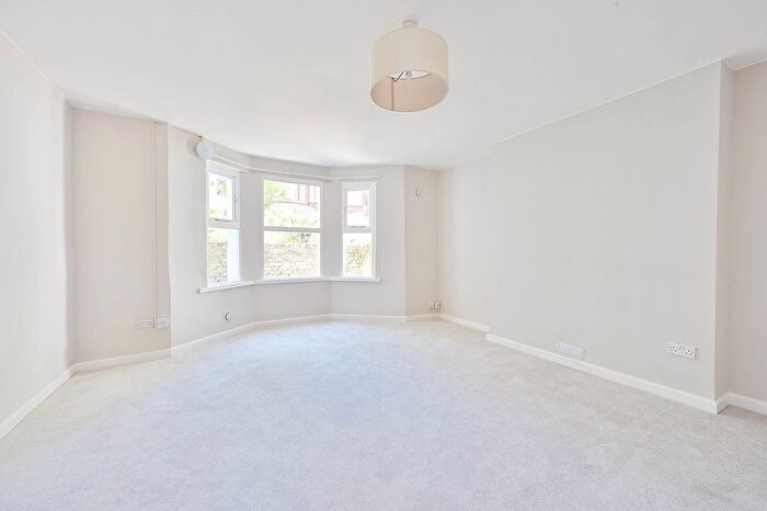 1 Bedroom Flat For Sale In Queens Road, Twickenham, TW1