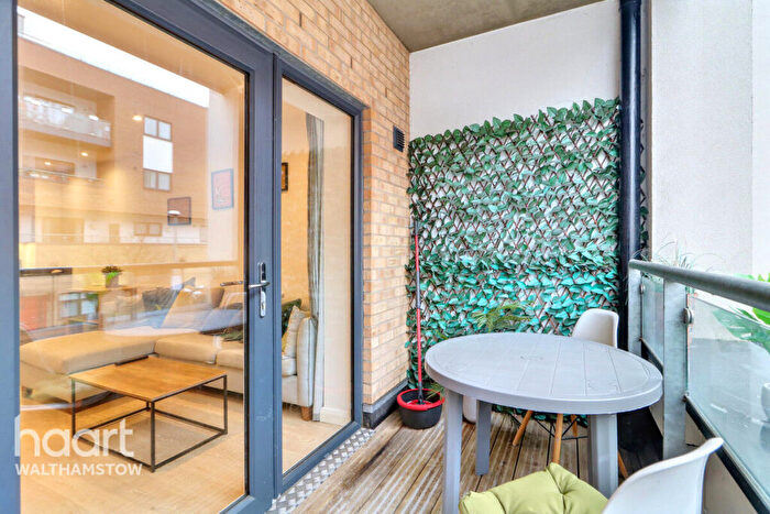 1 Bedroom Apartment For Sale In Thornbury Way, London, E17