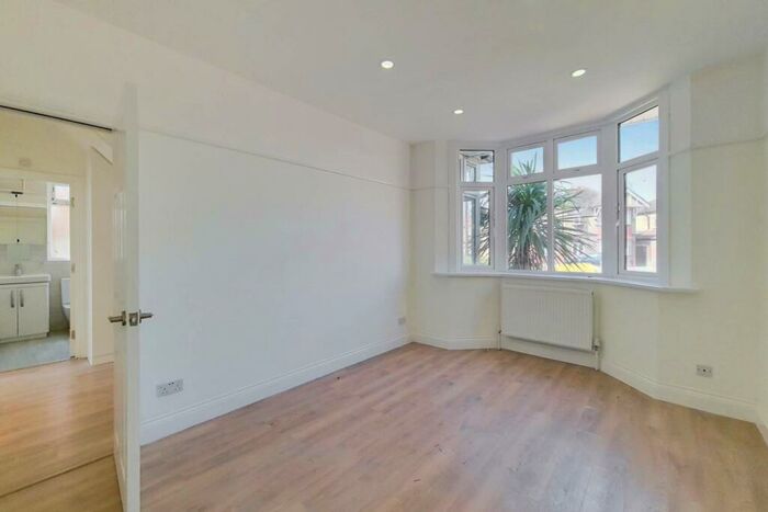 5 Bedroom Bungalow To Rent In Elm Drive, Harrow, HA2