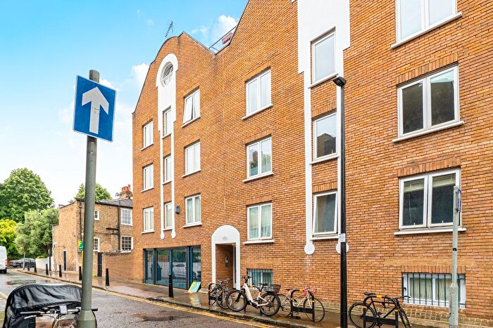 3 Bedroom Flat For Sale In The Terraces, Garner Street, E2