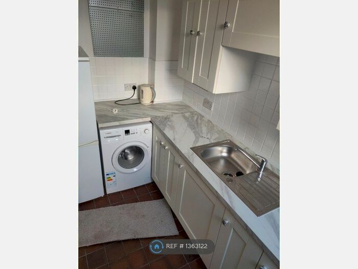 1 Bedroom Flat To Rent In Baldry Gardens, London, SW16