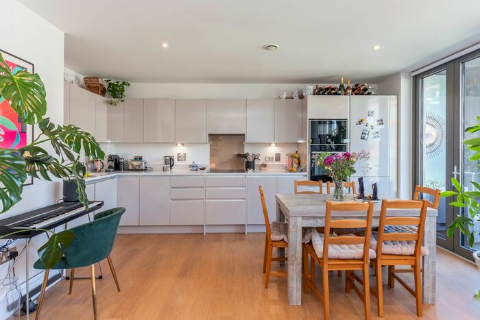2 Bedroom Flat For Sale In Kilburn Park Road, London, NW6