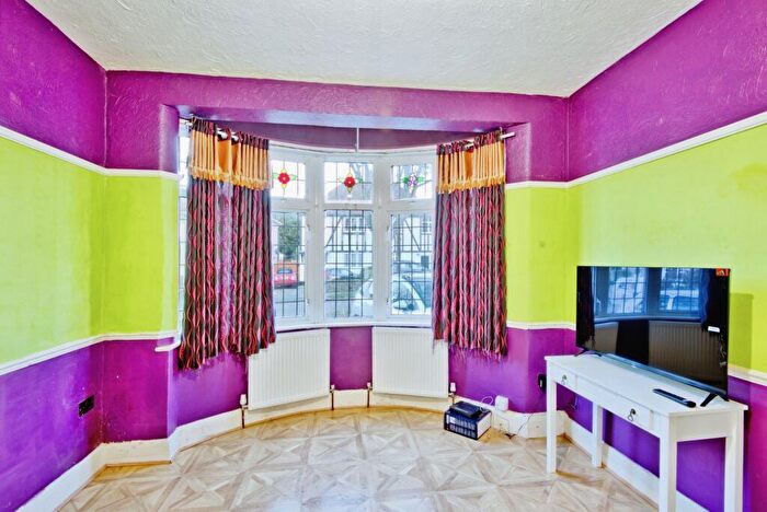 3 Bedroom End Of Terrace House For Sale In Rochester Drive, Westcliff-On-Sea, Essex, SS0