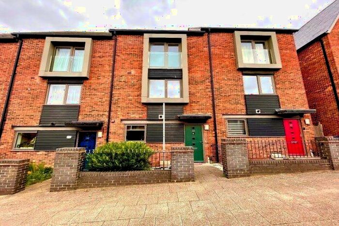 3 Bedroom Town House To Rent In High Street, Northampton, NN5