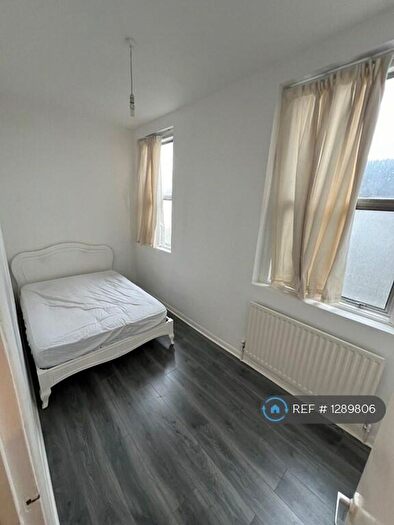 2 Bedroom Flat To Rent In High Road, London, NW10