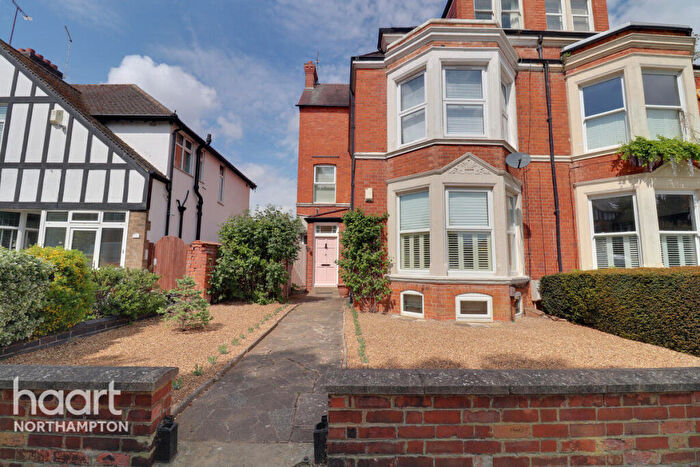 2 Bedroom Apartment To Rent In The Drive, Northampton, NN1