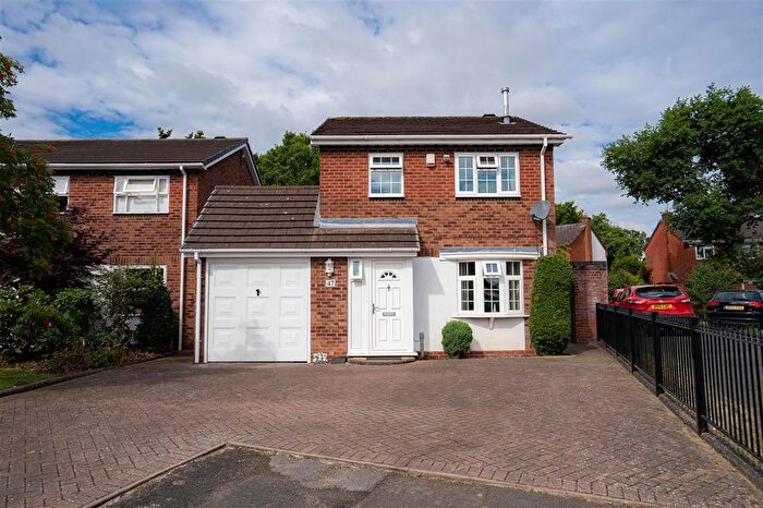 3 Bedroom Detached House For Sale In Deanbrook Close, Solihull, B90