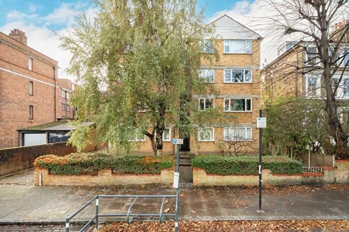 2 Bedroom Flat For Sale In Queens Drive, London, N4