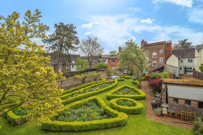 6 Bedroom Town House To Rent In West Street, Hertford, SG13