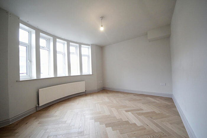 2 Bedroom Flat To Rent In Brookhill Road, EN4