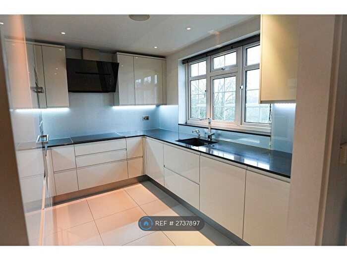 2 Bedroom Flat To Rent In The Grange, Barnet, EN4