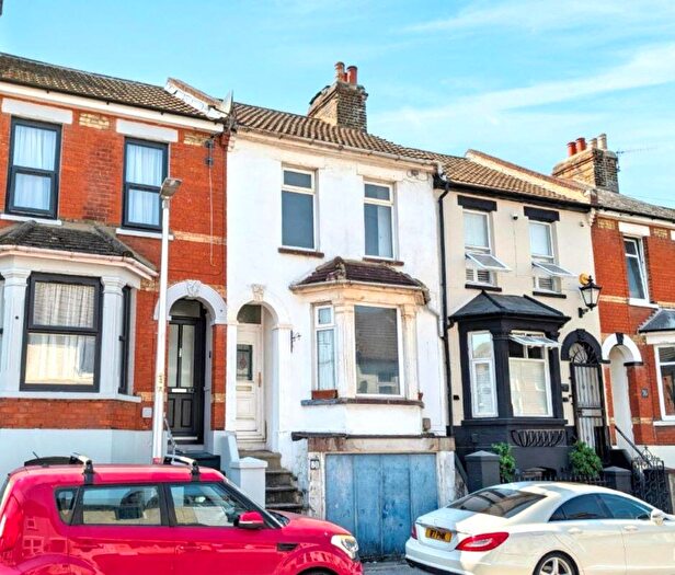 3 Bedroom Terraced House For Sale In Victoria Road, Chatham, ME4