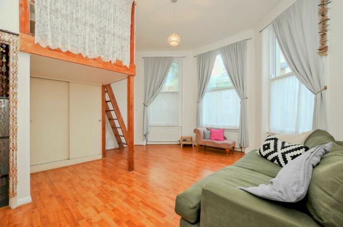 Flat To Rent In Lordship Road, Stoke Newington, N16
