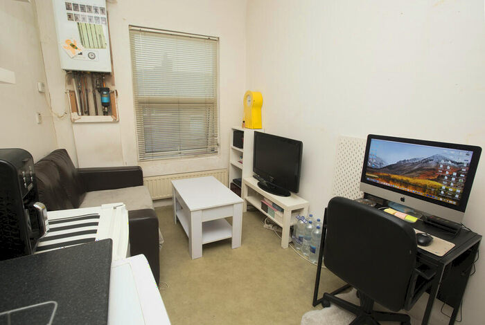 Flat To Rent In West Green Road, London, N15