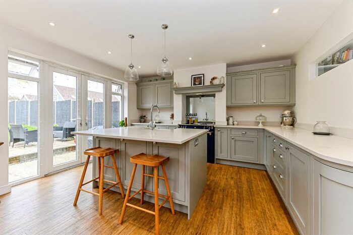 3 Bedroom Semi-detached House For Sale In Lincoln Road, Stamford, PE9