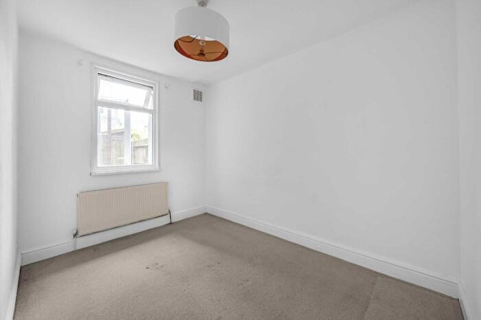 2 Bedroom Flat To Rent In Brownlow Road, Finchley, N3
