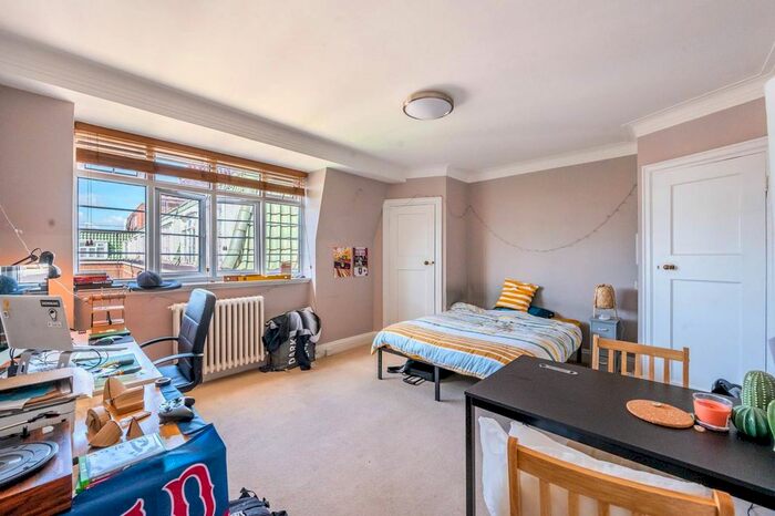 Studio To Rent In Chatsworth Court, Earls Court, London, W8