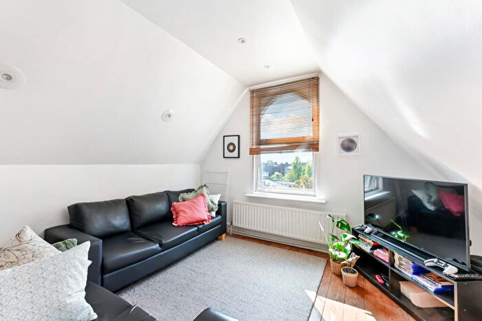 2 Bedroom Apartment To Rent In Bedford Hill, Balham, SW12