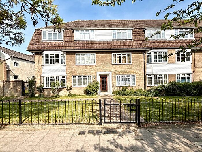 2 Bedroom Flat For Sale In North Parade, Chessington, Surrey., KT9