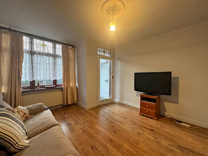 3 Bedroom Terraced House To Rent In Parkfield Mount, Leeds, LS11