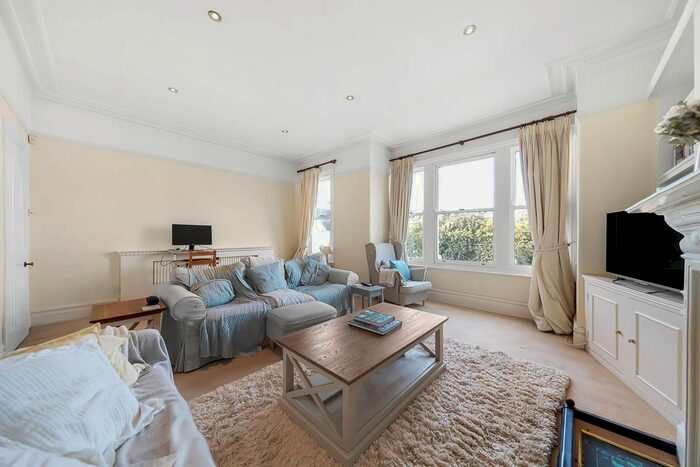 2 Bedroom Flat To Rent In Mayford Road, Balham, London, SW12