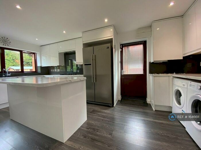 4 Bedroom Detached House To Rent In Beacon Court, Furzton, Milton Keynes, MK4