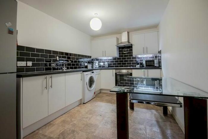 2 Bedroom Flat To Rent In West Nicolson Street, Edinburgh, EH8