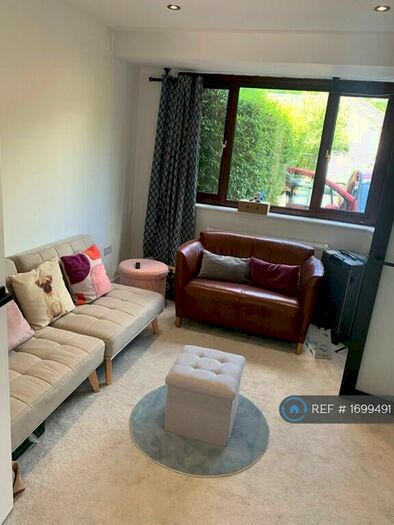 3 Bedroom Semi-Detached House To Rent In Stanhope Road, Reading, RG2