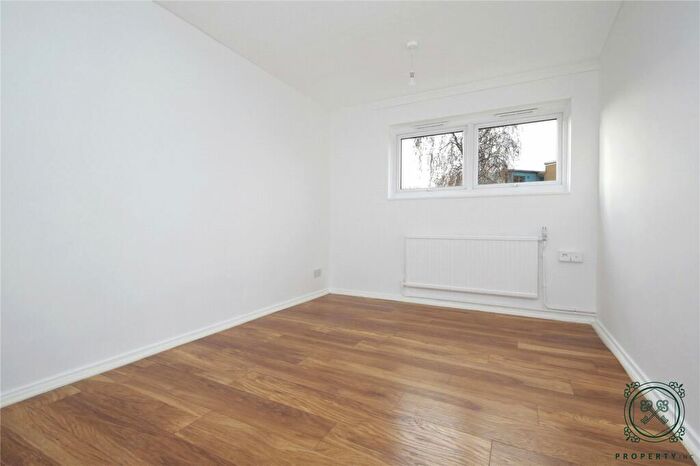 2 Bedroom Apartment To Rent In Sturrock Close, London, N15