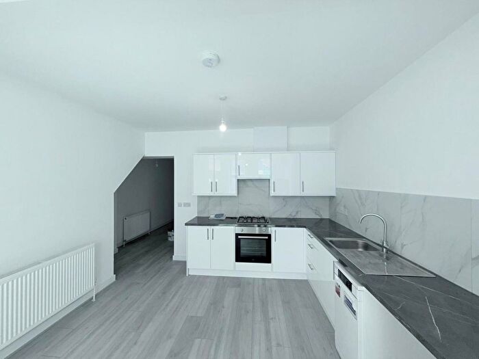 2 Bedroom Flat To Rent In St. Andrew's Road, London, E17